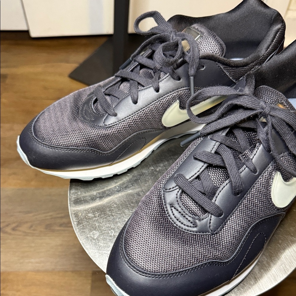 Nike Black and White Athletic Shoes - Picture 6 of 15